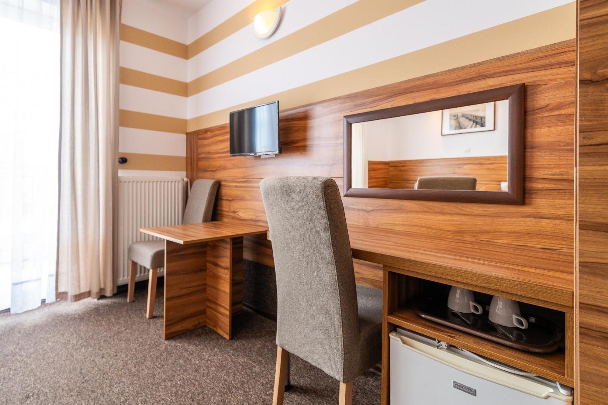 Max Apartamenty - Pokoje - Domki - Restauracja - Basen ミエルノ エクステリア 写真