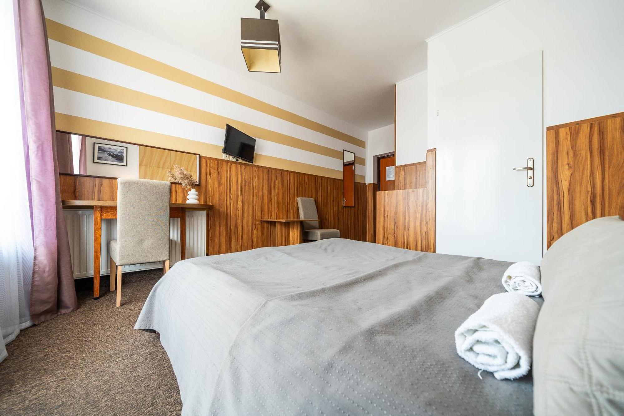 Max Apartamenty - Pokoje - Domki - Restauracja - Basen ミエルノ エクステリア 写真