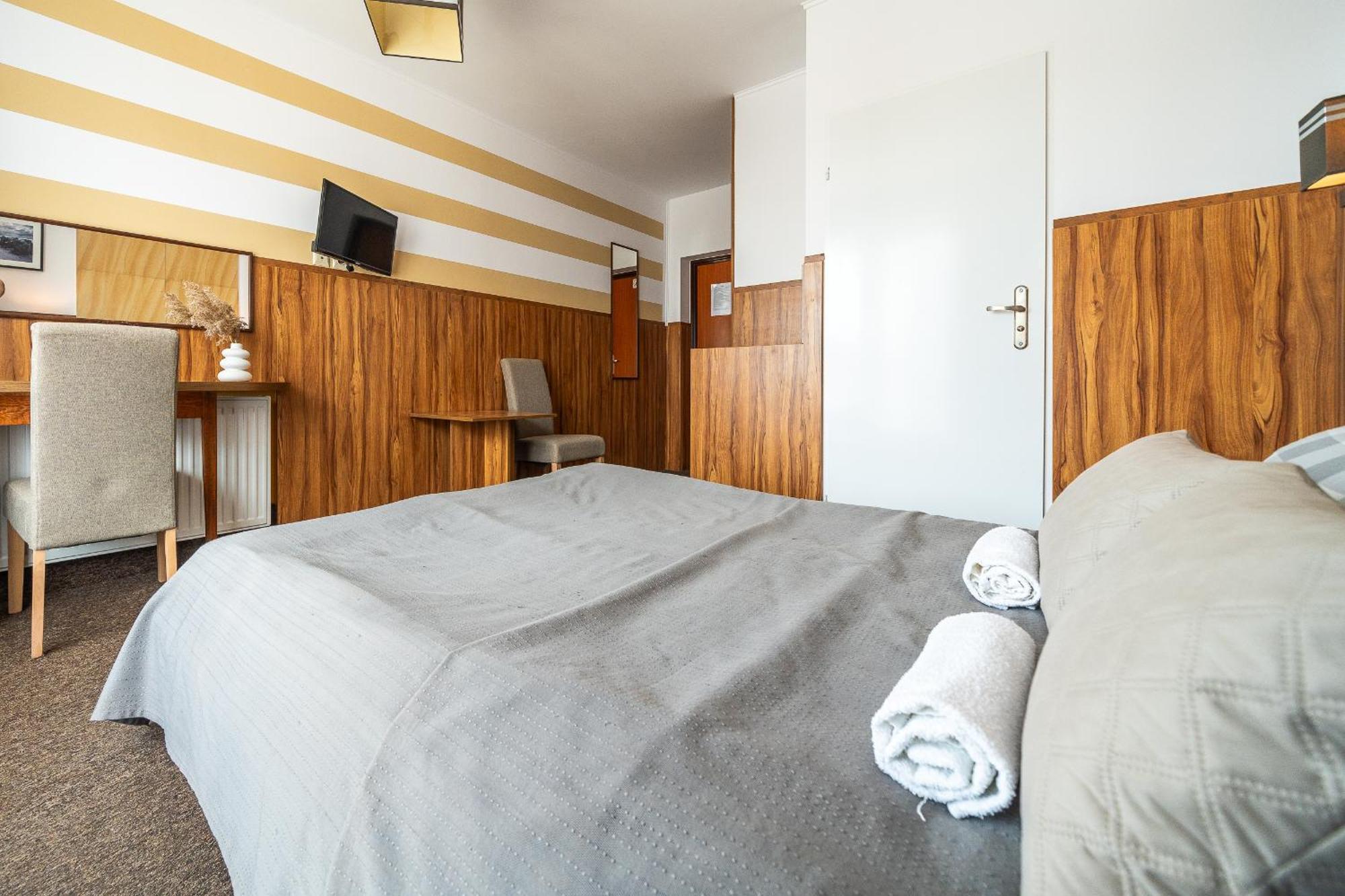 Max Apartamenty - Pokoje - Domki - Restauracja - Basen ミエルノ エクステリア 写真