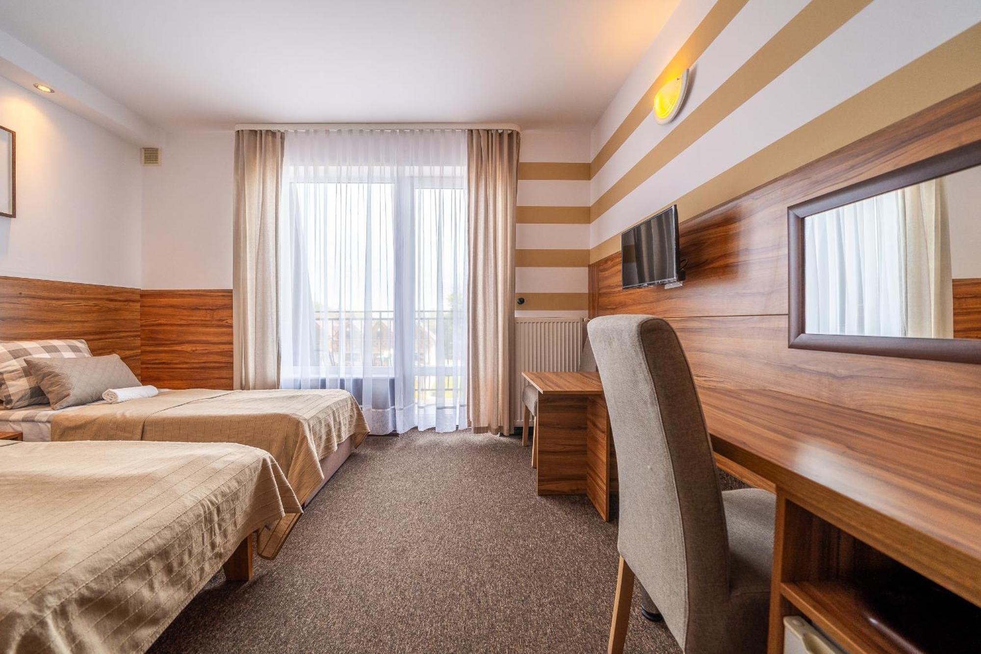 Max Apartamenty - Pokoje - Domki - Restauracja - Basen ミエルノ エクステリア 写真